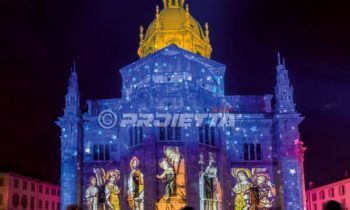 Duomo de Como avec une projection d'images picturales sacrées et un ciel étoilé