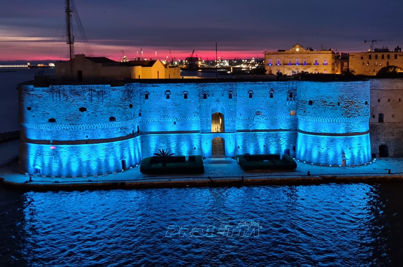 Éclairage architectural bleu - Château Aragonais, Taranto
